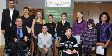 Foto: Land Vorarlberg; Die Preisträgerinnen und Preisträger des Literatur- und Malwettbewerbes 2009 mit Landesstatthalter Markus Wallner.