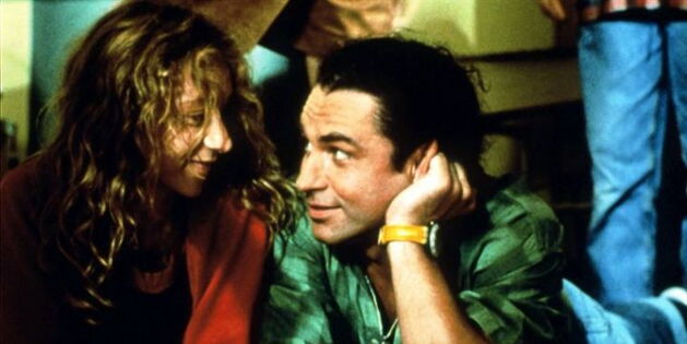 Szene aus dem Film: Ein Mädchen und ein junger Mann liegen bäuchlings auf dem Boden und flirten.