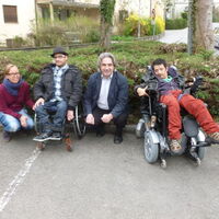 Von Links: vor einer grünen Hecke posieren Praktikantin Dominique Bertsch, Benjamin Tschugmell, Bundesbehindertenanwalt Erwin Buchinger und Süleyman Kurt. Ein Lachen für den Fotografen.
