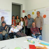 Das Reiz-Team präsentiert in der Ecke des Seminarraumes Sabrina Nitz, Assistentin Alex, Reinhard Zischg, Juliane Amann, Süleyman Kurt, Andreas Guth, Barbara Ghesla, Julia Fischbach, Elisabeth Ha, Marco Walch, Heinz Grabher, Markus Ender, Johannes Bechtold