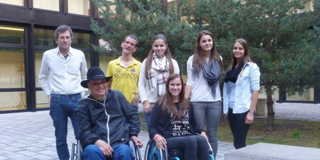 Das Projektteam der Maturaklasse HAK Feldkirch mit den Reizlern im Innenhof der Schule. Alle lächeln für den Fotografen.