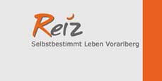 Titelblatt Reiz Flyer: In Grautönen gehalten und auf der rechten Seite ein orange Streifen. In der Mitte sieht man ein Bild mit drei Händen von Menschen mit Behinderung. Unten steht Persönliche Assistenz, Peer Counseling, Politische Arbeit und Seminare.