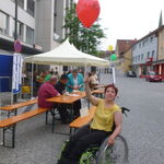 Rauch steigt aus der Wunderlampe hervor und unsere Zwei Moderatoren Sabrina Nitz und Reinhard Zischg kommen hervor.