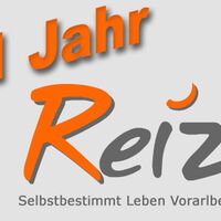 1 Jahr Reiz - Selbstbestimmt Leben Vorarlberg - Oben steht 1 Jahr unten ist das Reizlogo abgebildet.