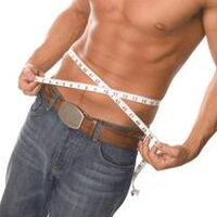 Ein Mann in Jeans zeigt seinen nackten Oberkörper. Um den Bauch hält er ein Maßband.