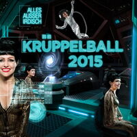 Der Krüppelballflyer: Eine außerirdische Erscheinung mit goldglänzender Schlangenhaut und rotgeschminkten Lippen lächelt aus dem Cockpit eines Raumschiffs. Zwei hellleuchtende Räder rotieren zur Fortbewegung. Ein Astronaut steigt in die Glaskuppel.