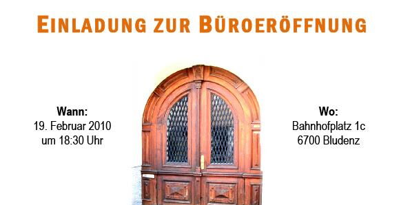 Der Einladungsflyer für die Büroeröffnung. Die Mitte ziert eine einladende Tür.