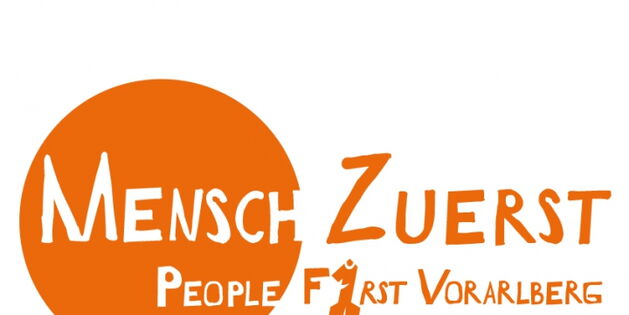 Das Logo von Mensch Zuerst Vorarlberg: Eine orangfarbene Sonne mit dem Schriftzug Mensch Zuerst People First Vorarlberg. Das "i" im Wort "First" ist die Ziffer "Eins" dargestellt als lachendes Männchen.