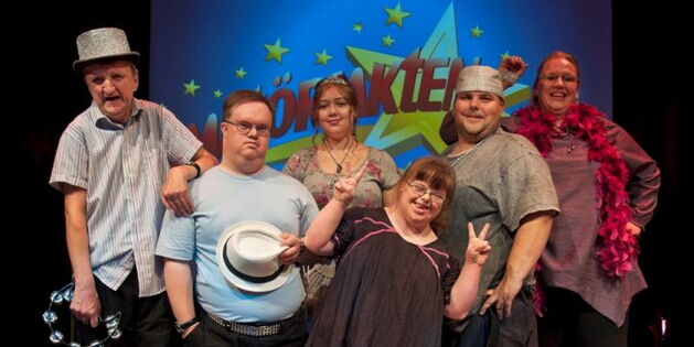(Copyright MFA+FilmDistribution e.K.) Das Ensemble des Glada Hudik-Theaters lacht in die Kamera: v.l. Bosse Östlin, Mats Melin, Ellinore Holmer, Maja Karlsson, David Gustafsson, Theresia Widarsson