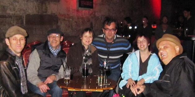 Die Reiz-Hock-Gäste noch dick bekleidet am runden Tisch im Conrad Sohm. Das Lachen, die Blicke noch etwas reserviert, aber es lässt sich dahinter erahnen, dass die Fete erst beginnt!