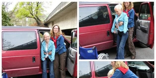 Eine Fotocollage mit dem Thema Ausstiegshilfe. Eine Frau assistiert einer Rollstuhlfahrerin beim Ausstieg aus dem Auto und in ihren Rollstuhl.