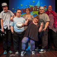 (Copyright MFA+FilmDistribution e.K.) Das Ensemble des Glada Hudik-Theaters lacht in die Kamera: v.l. Bosse Östlin, Mats Melin, Ellinore Holmer, Maja Karlsson, David Gustafsson, Theresia Widarsson