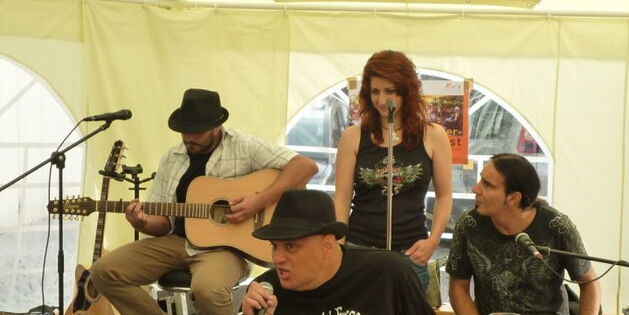 Reinhard Zischg mit Hut am Kopf, Rollstuhl am Hintern und Blues in den Knochen singt voller Kraft ins Mikrofon. Die Band C.C.Mate mit Gitarrist Mathias Zabransky, Sängerin Claudia Walla und Chris Frick begleitet ihn.