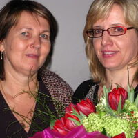 Links die neue Obfrau Claudia Niedermair. Rechts Reingard Rauch mit einem Blumenstrauß in rotweißgrün mit violetter Schleife. Foto: Marlies Vith.