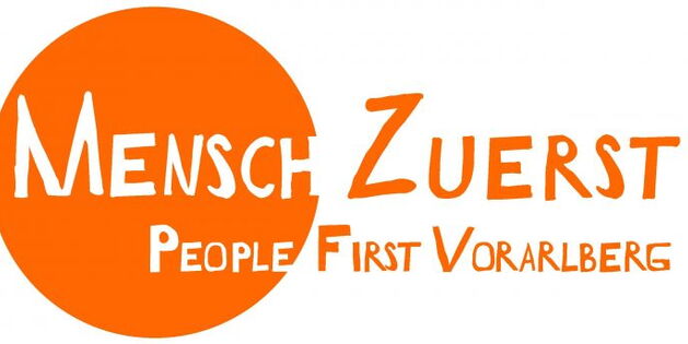 Das Logo von Mensch Zuerst - People First Vorarlberg: eine orangfarbene Sonne. Darin mit weißen Buchstaben geschrieben: "Mensch" und "People". Daneben in oranger Schrift: "Zuerst" und "First Vorarlberg".