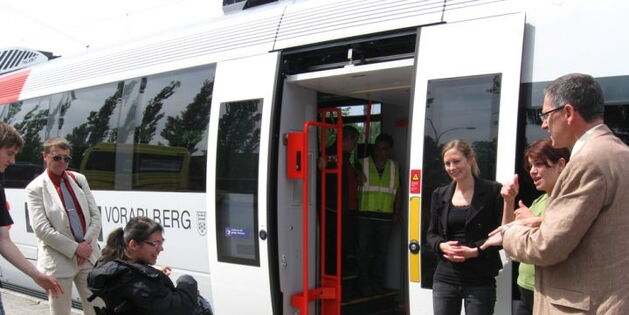 Claudia Fessler fährt mit ihrem Rollstuhl mit offensichtlichem Spaß über die Rampe in den Zug "Talent".