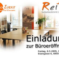 Mit großen Buchstaben steht Einladung zur Büroeröffnung. Transparent sieht man im Hintergrund einen Tisch mit Stühlen. Mensch Zuerst People First Vorarlberg steht im linken Eck oben - rechts oben steht Reiz Selbstbestimmt Leben. Ein Blumenstock steht vor