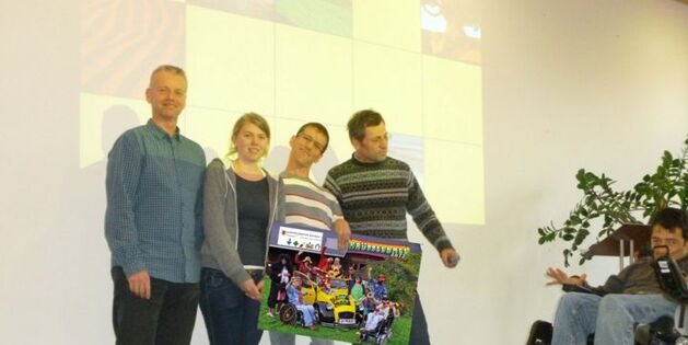 Der Direktorstellvertreter und die Schülervertreterin der Dornbirner Landesberufschule1 überreichen Andreas Guth und Süleyman Kurt symbolisch den Sponsoringbeitrag für den Krüppelball 2013. Der Persönliche Assistent hält das Mikrofon in der Hand.