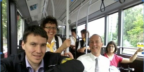 Die MobilbegleiterInnen auf Probefahrt im Bus. Links im Bild Reizobmann Daniel Kolb.