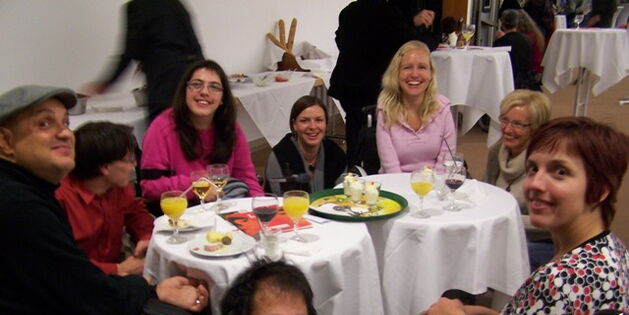 Die ReizlerInnen feiern den 3. Platz beim Fotowettbewerb am Buffet des Landhauses in Bregenz.