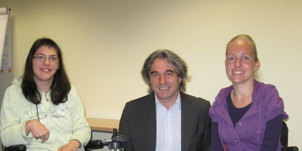 Behindertenanwalt Erwin Buchinger flankiert von den beiden reizenden Rollstuhlfahrerinnen Claudia Fessler und Sabrina Nitz beim Besuch in Vorarlberg.