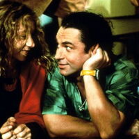 Szene aus dem Film: Ein Mädchen und ein junger Mann liegen bäuchlings auf dem Boden und flirten.