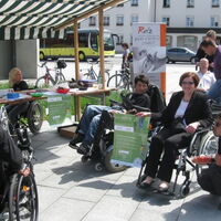 Die Dornbirner Sozialstadträtin Marie-Louise Hinterauer vor dem Start der Rollstuhlralley. Mehrere RollstuhlfahrerInnen sind beim Stand "Barrierefreie Umwelt" von Reiz-Selbstbestimmt Leben engagiert.