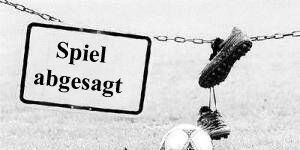 An einer Kette hängt ein Schild mit der Aufschrift: Spiel abgesagt. Ein Paar Fußballschuhe hängt daneben. In der Wiese liegt einsam ein Fußball.