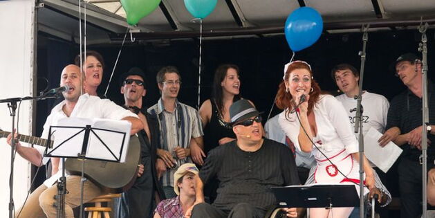 Foto: Ralph Hoppe. Die ReizlerInnen singen mit der Band C.C.Mate auf der Inklusionsbühne in München. Alle Münder offen, die Seelen am Schwingen.