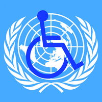 Das Logo eines Rollstuhlfahrers in dunkelblauer Farbe vor dem Logo der UNO. Hellblaue Farbe mit der Weltkugel umrahmt vom Loorbeerkranz. Quelle: http://walbei.wordpress.com