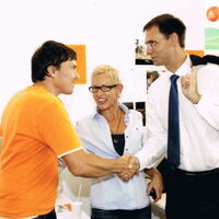 Daniel Kolb begrüßt den Vorarlberger Landeshauptmann Markus Wallner beim Messestand von Reiz - Selbstbestimmt Leben. Zwischen den beiden lacht Manuela Nitz in die Kamera.