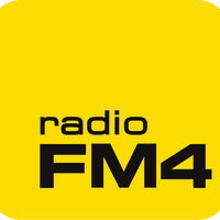 Das Logo des Radiosenders FM4. Sattgelber Hintergrund mit dem schwarzen Schriftzug radio FM4.