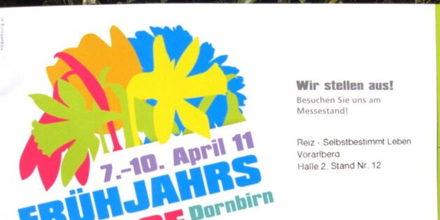Der Flyer zur Frühjahrsmesse in Dornbirn. Ein frühjahrsfarbenbunter Blumenstrauß mit der Information: Wir stellen aus! Besuchen Sie uns am Messestand.
