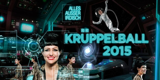 Der Krüppelballflyer: Eine außerirdische Erscheinung mit goldglänzender Schlangenhaut und rotgeschminkten Lippen lächelt aus dem Cockpit eines Raumschiffs. Zwei hellleuchtende Räder rotieren zur Fortbewegung. Ein Astronaut steigt in die Glaskuppel.