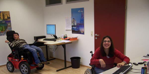 Süleyman Kurt und Claudia Fessler im Büro.