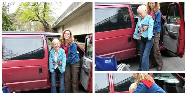 Eine Fotocollage die die Persönliche Assistenz beim Aussteigen aus einem Auto in einen Rollstuhl zeigt. Zwei lachende Frauen am Werk, hochkonzentriert.