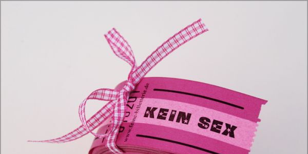 Eine Rolle Tickets mit einer rosa Schleife zusammengebunden. Auf dem ersten Abriss steht: Kein Sex.