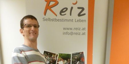 Der neue Obmann Andreas Guth nimmt die Gratulation von Reinhard Zischg entgegen.