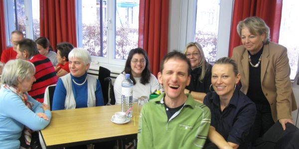 Beim Tisch der Arbeitsgruppe von Andreas Guth und Claudia Fessler. Rechts im Bild lachen die Obfrau der Selbsthilfe Vorarlberg Karin Kaufmann und deren Geschäftsführerin Isabella Tschemernjak in die Kamera.