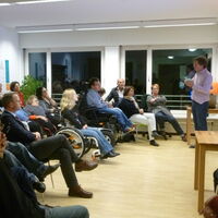 Die Bude ist voll. Menschen mit und ohne Behinderung sitzen dicht gedrängt, voll interessiert und neugierig gespannt im Reiz Veranstaltungsraum und lauschen dem Referent.