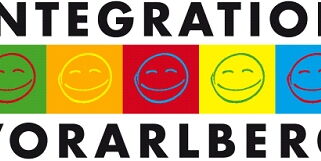Das Logo des Vereins "Integration Vorarlberg": Fünf bunte lachende Smilies verbinden den Schriftzug INTEGRATION VORARLBERG.