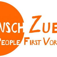 Das Logo von Mensch Zuerst - People First Vorarlberg. Der Schriftzug Mensch und People leuchtet weiß in einer Orangen Sonne. Der Schriftzug Zuerst und First Vorarlberg daneben ist in Orange auf weißem Grund.