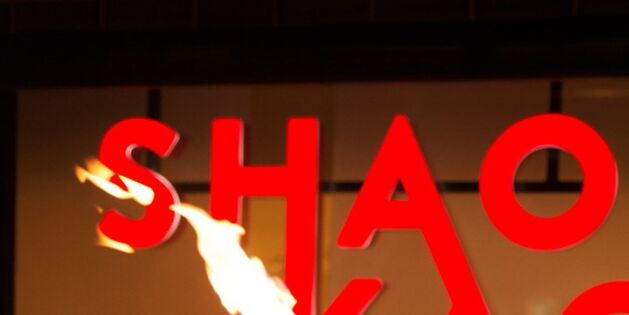 Eine Flamme mit dem Shao Kao Logo.