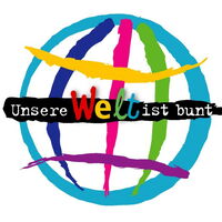 Ein Globus in bunten Farbstrichen: dunkelblau, rot, grün mit hellblauem Kreis. Als Äquator ein schwarzer Strich mit der Schrift "Unsere Welt ist bunt". Quelle: jugendfeuerwehr.de