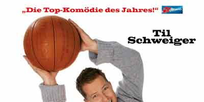 Wo ist Fred - Film-Cover Til Schweiger sitzt im Rollstuhl und fängt einen Ball.