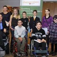 Foto: Land Vorarlberg; Die Preisträgerinnen und Preisträger des Literatur- und Malwettbewerbes 2009 mit Landesstatthalter Markus Wallner.