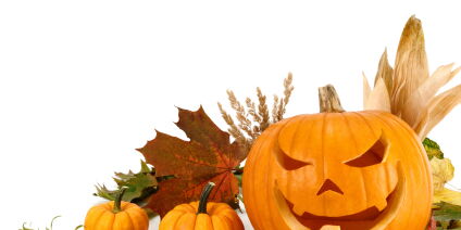 Herbstlaub ganz bunt mit zwei orangfarbenen Kürbiskugeln. Dazu ein großer geschnitzter Kürbiskopf mit fröhlichem Halloween-Lachen. Quelle: www.forher.de
