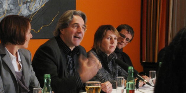 Auf dem Podium: Moderatorin Martina Rüscher, Bundesbehindertenanwalt Erwin Buchinger am Sprechen, Claudia Niedermayr von Integration Vorarlberg und Andreas Guth von Reiz - Selbstbestimmt Leben.