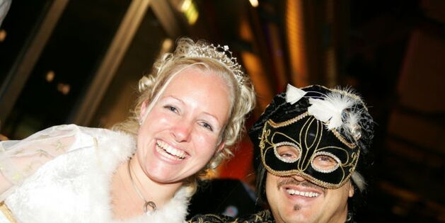 Zwei Maskierte, eine Prinzessin und ein Prinz lachen strahlend in die Kamera.