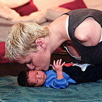 Alison Laper beugt sich über ihren Säugling Parys und küsst ihn. Foto: www.increidible.com